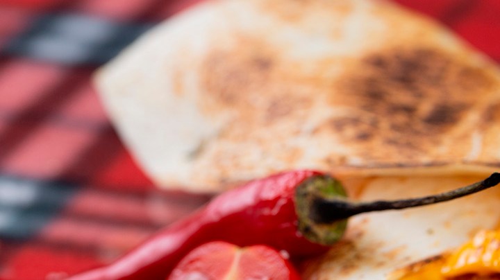 delicioso burrito relleno de nuggets