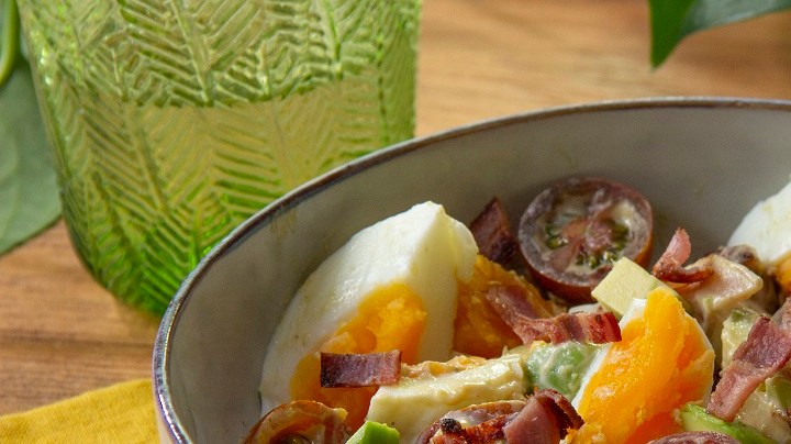 Ensalada de huevo con tocino