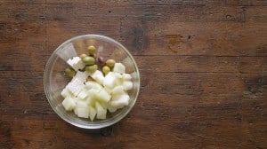 Ensalada de melón, aceitunas y queso