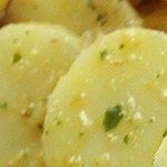 Ensalada fría de papas con cebolla morada