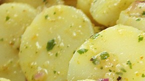 Ensalada fría de papas con cebolla morada