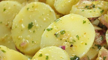 Ensalada fría de papas con cebolla morada