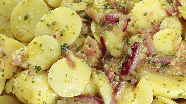 Ensalada fría de papas con cebolla morada