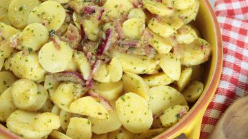 Ensalada fría de papas con cebolla morada