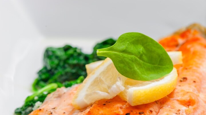 filete de salmón con espinacas salteadas