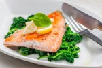 filete de salmón con espinacas salteadas