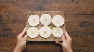 manzana, aguacate y roquefort