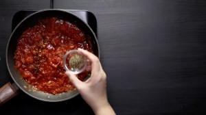 pasta con tomate picante y tocino