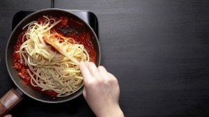 pasta con tomate picante y tocino