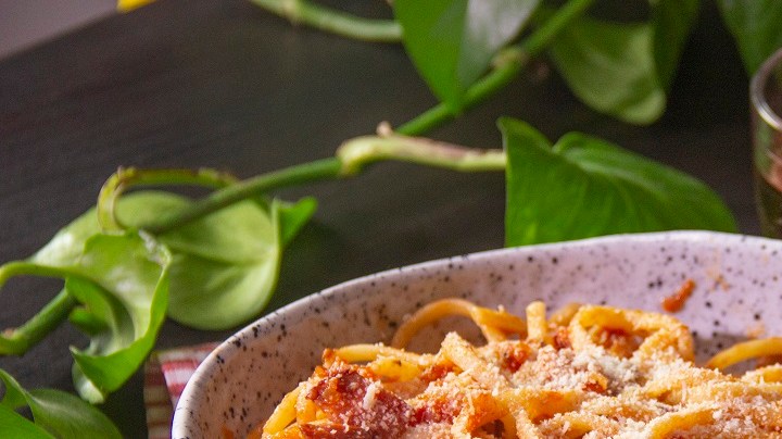 pasta con tomate picante y tocino