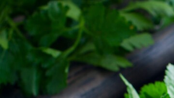 pollo con champiñones y espinacas