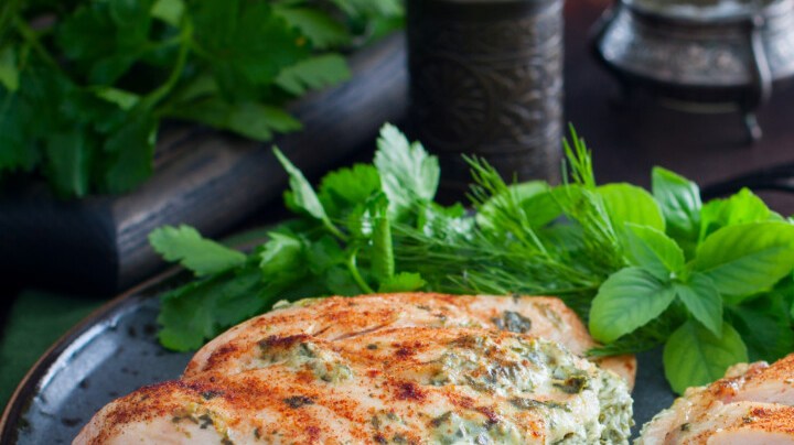 pollo con champiñones y espinacas