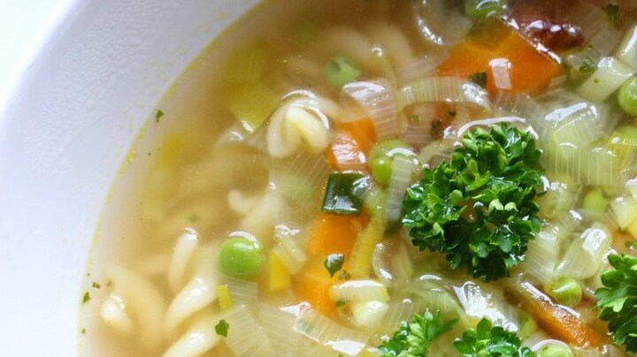 Sopa rápida de verduras con pasta