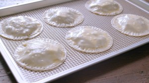 Empanadillas de col lombarda y queso feta