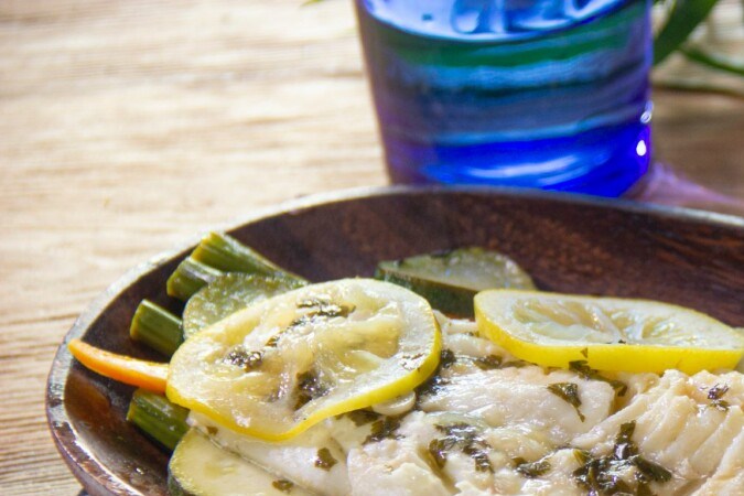 pescado empapelado con verduras y lima