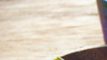 pescado empapelado con verduras y lima