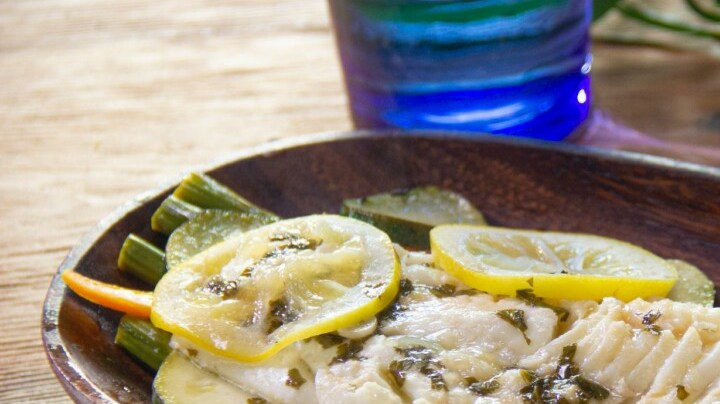 pescado empapelado con verduras y lima