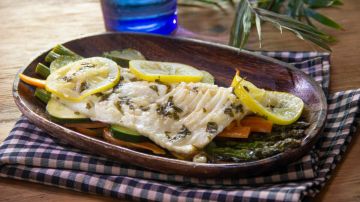 pescado empapelado con verduras y lima