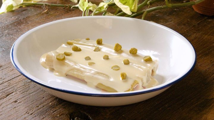 puerros rellenos con salsa de queso