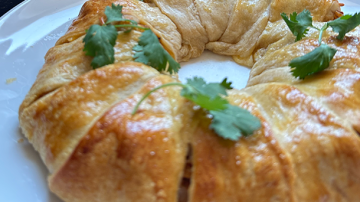 anillo de croissant relleno de pollo