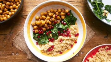 Bol de quinoa, espinacas y garbanzos