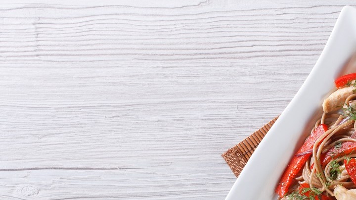 Fideos soba con pollo