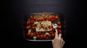 pasta con queso feta y tomates cherry