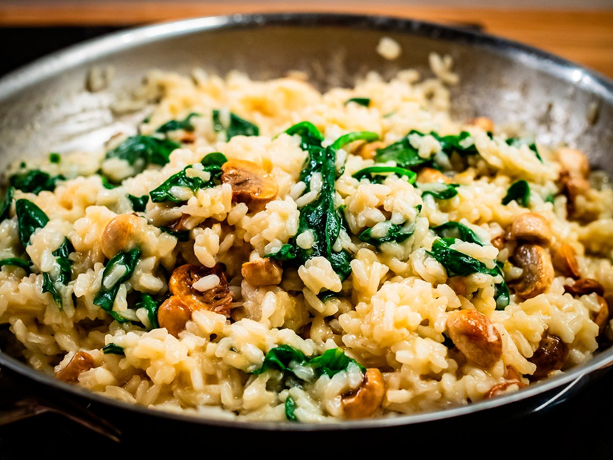 plato de risotto de champiñones con espinacas