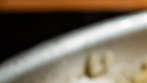 plato de risotto de champiñones con espinacas