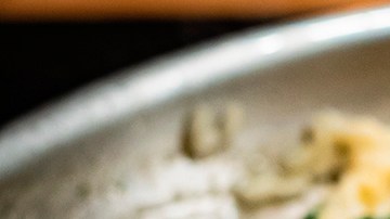 plato de risotto de champiñones con espinacas