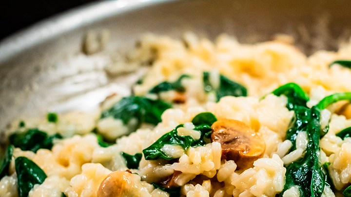 plato de risotto de champiñones con espinacas