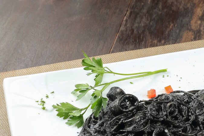 espaguetis con calamares en su tinta