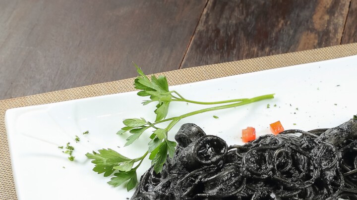 espaguetis con calamares en su tinta