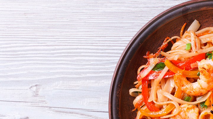 plato de tallarines de arroz con gambas