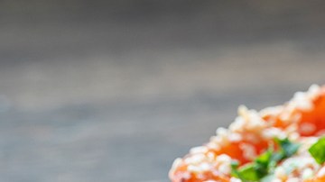 tostas de tomate rostizado con queso feta