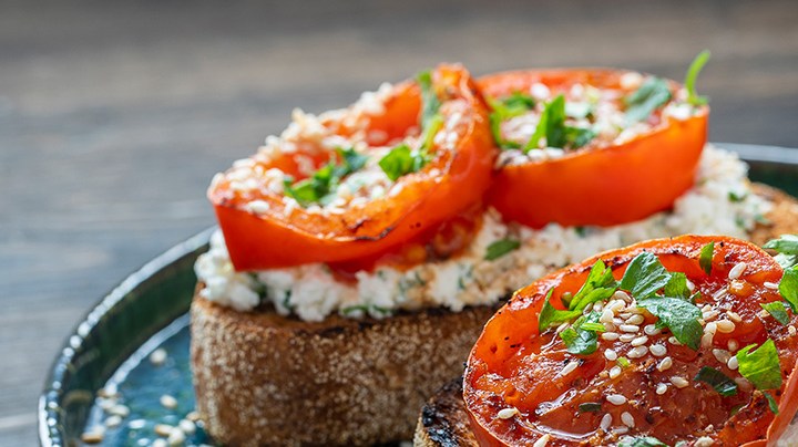 tostas de tomate rostizado con queso feta