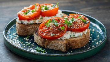 tostas de tomate rostizado con queso feta