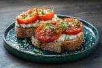 tostas de tomate rostizado con queso feta