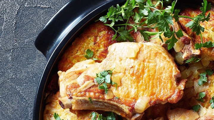 Chuletas de cerdo con papas y cebolla