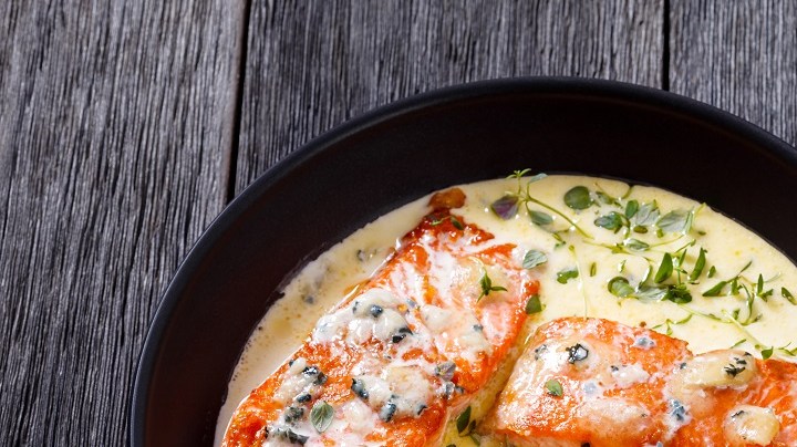 Salmón en salsa de queso azul
