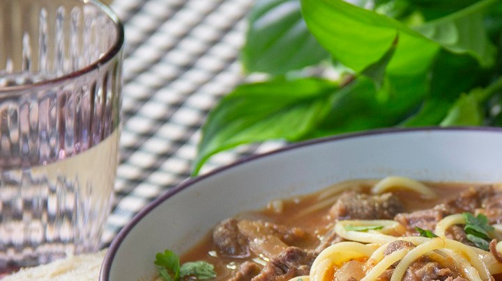 Sopa de carne con espagueti