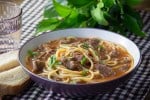 Sopa de carne con espagueti