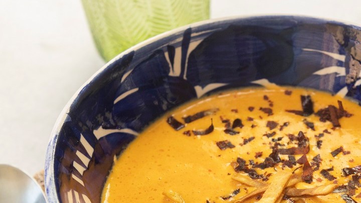 sopa de chile guajillo y queso