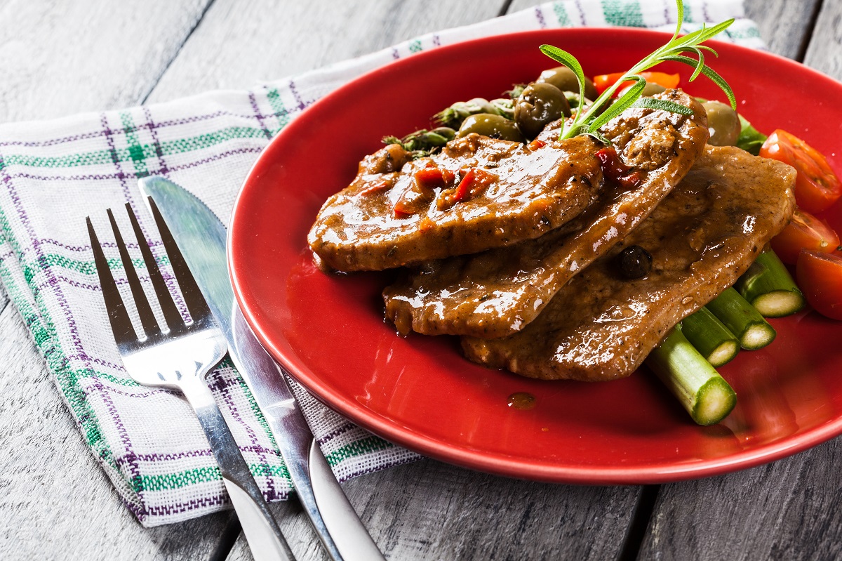 Jugosas chuletas en salsa roja
