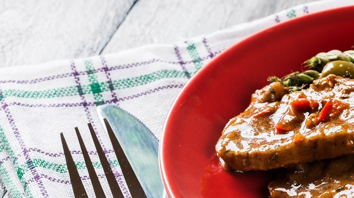Chuletas en salsa roja