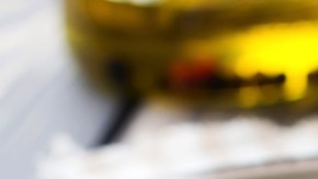 plato de ensalada de pollo con manzana