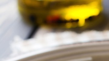 plato de ensalada de pollo con manzana