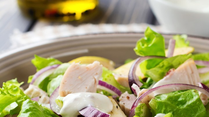 plato de ensalada de pollo con manzana