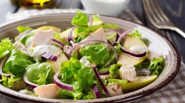 plato de ensalada de pollo con manzana