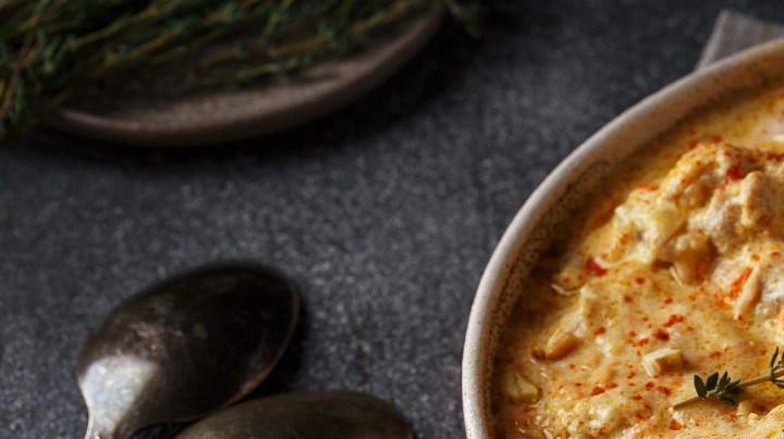 filetes de muslo de pollo deshuesado en salsa de curry